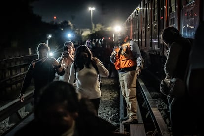 El Metro de Ciudad de México informó del cierre de estaciones de las líneas 8 y 9, la noche de este lunes 3 de marzo, debido a fallas en la electricidad que no permitieron la circulación de los trenes y provocaron fallas en los sistemas.