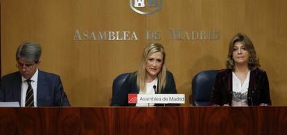 Imagen facilitada por la Comunidad de Madrid de la presidenta regional, Cristina Cifuentes (c), acompañada por el consejero de Presidencia y Justicia, Ángel Garrido (i), y consejera de Economía, Empleo y Hacienda, Engracia Hidalgo (d), tras la reunión extraordinaria del Consejo de Gobierno en la que se ha aprobado que el Servicio Madrileño de Salud (Sermas) gestionará de forma directa a partir del próximo año los seis centros hospitalarios cuya gestión pretendía privatizar la anterior administración autonómica. EFE/COMUNIDAD DE MADRID