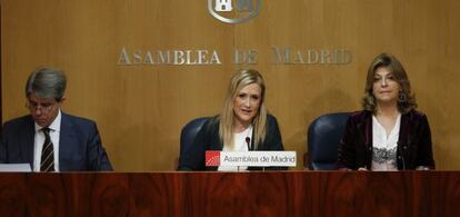 Imagen facilitada por la Comunidad de Madrid de la presidenta regional, Cristina Cifuentes (c), acompa&ntilde;ada por el consejero de Presidencia y Justicia, &Aacute;ngel Garrido (i), y consejera de Econom&iacute;a, Empleo y Hacienda, Engracia Hidalgo (d), tras la reuni&oacute;n extraordinaria del Consejo de Gobierno en la que se ha aprobado que el Servicio Madrile&ntilde;o de Salud (Sermas) gestionar&aacute; de forma directa a partir del pr&oacute;ximo a&ntilde;o los seis centros hospitalarios cuya gesti&oacute;n pretend&iacute;a privatizar la anterior administraci&oacute;n auton&oacute;mica. EFE/COMUNIDAD DE MADRID