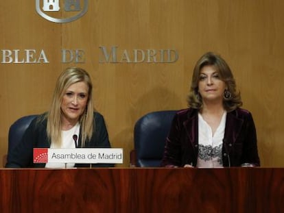 Imagen facilitada por la Comunidad de Madrid de la presidenta regional, Cristina Cifuentes (c), acompa&ntilde;ada por el consejero de Presidencia y Justicia, &Aacute;ngel Garrido (i), y consejera de Econom&iacute;a, Empleo y Hacienda, Engracia Hidalgo (d), tras la reuni&oacute;n extraordinaria del Consejo de Gobierno en la que se ha aprobado que el Servicio Madrile&ntilde;o de Salud (Sermas) gestionar&aacute; de forma directa a partir del pr&oacute;ximo a&ntilde;o los seis centros hospitalarios cuya gesti&oacute;n pretend&iacute;a privatizar la anterior administraci&oacute;n auton&oacute;mica. EFE/COMUNIDAD DE MADRID