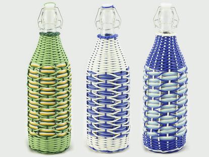 Inspirados en botellas encontradas en un mercadillo de Oporto, las botellas trenzadas de Casa Atlántica rescatan lo mejor de la artesanía cotidiana.