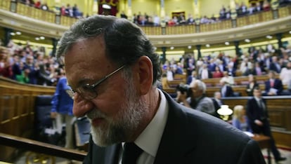 Mariano Rajoy abandona el Congreso después de la victoria del PSOE en la moción de censura.
