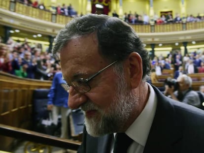 Mariano Rajoy abandona el Congreso después de la victoria del PSOE en la moción de censura.
 