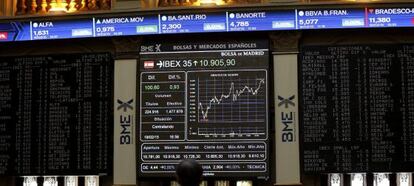 Un rótulo del indicador del Íbex 35 en la Bolsa de Madrid.