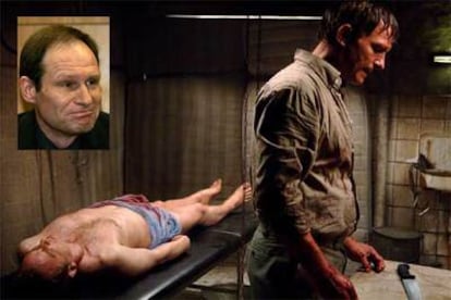 Una escena de la película sobre el caso del caníbal Armin Meiwes (en la foto pequeña).