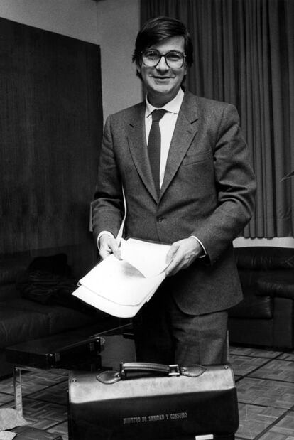 Ernest Lluch, con su cartera de ministro de Sanidad y Consumo, en 1986.
