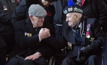 Veteranos británicos de la Segunda Guerra Mundial, en la Puerta de Menin (Ypres, Bélgica), un monumento que recoge los 54.000 nombres de soldados de Reino Unido y la Commonwealth que murieron en los alrededores de la localidad belga