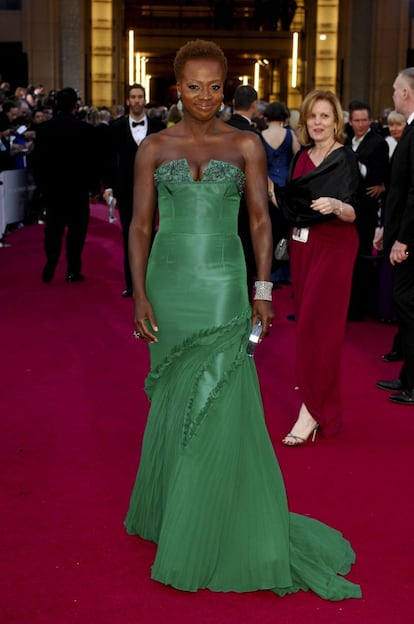 Viola Davis, candidata a mejor actriz protagonista por 'Criadas y señoras', en la gala de 2012. Su vestido verde de cola fue diseñado por Vera Wang.