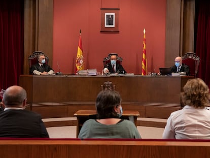 Juicio en el Tribunal Superior de Justicia de Catalunya (TSJC) a los exmiembros de la Mesa del Parlament Anna Simó (ERC), Ramona Barrufet, Lluís Corominas y Lluís Guinó (JxSí), y la exdiputada de la CUP Mireia Boya, en Barcelona el 21 de julio de 2020.
POOL
21/07/2020