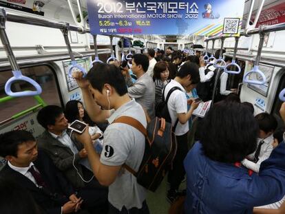 Usuarios del metro en Busan haciendo uso de la red de Internet