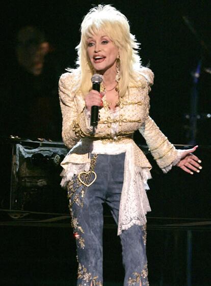 Dolly Parton puso una dosis de comedia y compasión en su concierto de Los Ángeles la noche del domingo. "Pobres pequeñas Britney Spears y Lindsay Lohan", dijo la cantante a la multitud que la escuchaba en el Greek Theatre, "¿no es espantoso? Si fuera cierto que estas pequeñas se han acostado con todos los hombres que dicen los tabloides, ¡sus pequeños traseros tendrían más huellas digitales que el FBI!". Y añadió: "Me dan un poco de pena. Creo que deberíamos dejarlas en paz". Luego, la voluptuosa rubia de 62 años acabó un <i>show</i> que duró más de dos horas.