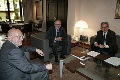 El consejero catalán de Economía, Antoni Castells, en el centro, junto a los titulares de Comercio, Josep Huguet (izquierda), y de Relaciones Institucionales, Joan Saura.