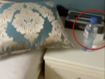 Captura del vídeo de la habitación de Nalvani donde su equipo señala las botellas de agua con rastros de Novichok