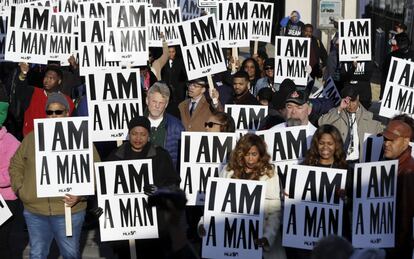 Un grupo de personas sostiene carteles con la frase 'I am a man' para conmemorar el cincuenta aniversario de la muerte de Martin Luther King, en Memphis.