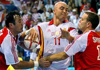 Demetrio Lozano, con el balón ante la presión de Slavko Goluza (izq.) y Drago Vukovic.