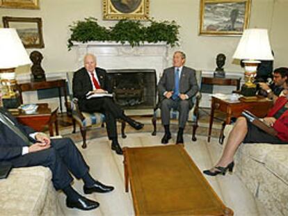 De izquierda a derecha, Colin Powell, Richard Cheney, George Bush y Condoleezza Rice charlan en el Despacho Oval de la Casa Blanca. PLANO GENERAL - ESCENA