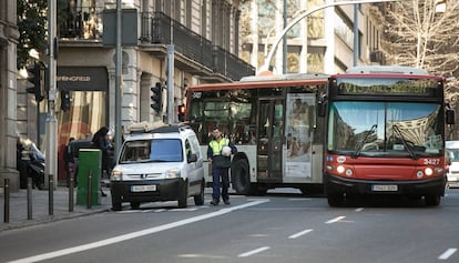 Un autobús supera una furgoneta aparcada en la ciudad de Barcelona.