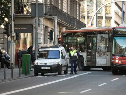 Una furgoneta aparcada en un carril bus a Barcelona.