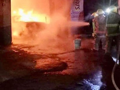 Una cuadrilla de bomberos combate el incendio en la Central de Abastos de Toluca, este lunes.