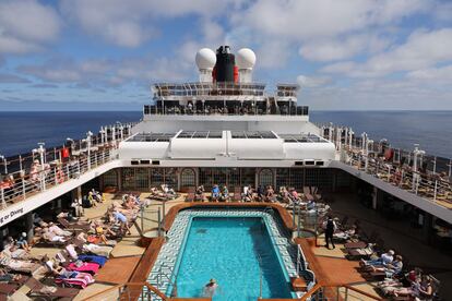 Multitud de gente descansa en la cubierta de un crucero. 