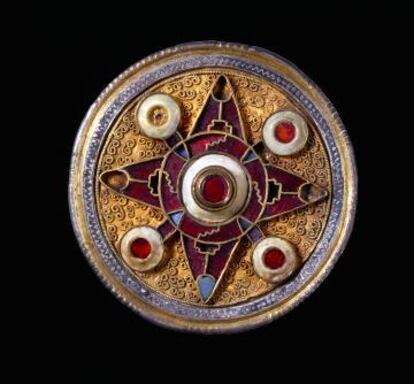 Broche de Wingham de plata dorada, granates, vidrio azul.