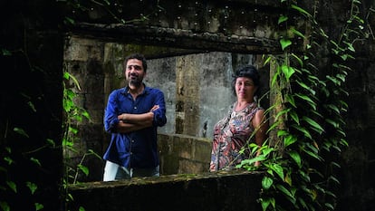 Rui Dinis y Lourdes Gutiérrez, en una casa antigua en ruinas en Portobelo (Panamá).