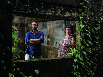 Rui Dinis y Lourdes Gutiérrez, en una casa antigua en ruinas en Portobelo (Panamá).