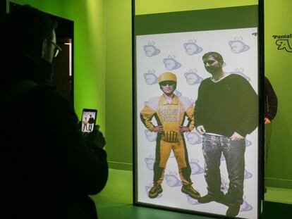 Visitant de l'exposició del Palau Robert en una fotografia virtual amb el Petri.