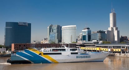Uno de los ‘ferries’de Buquebus, el ‘Albayzin’, en el puerto de Buenos Aires. 