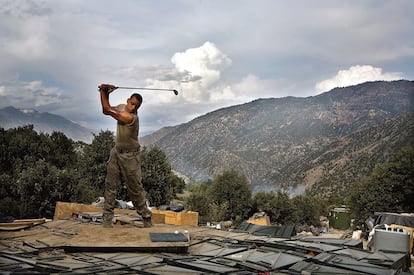 Dos semanas permanecen los soldados en la base Restrepo, en el valle de Korengal; pasado ese tiempo, regresan al cuartel general, donde pueden tomar una ducha caliente y llamar a sus familiares. Aquí, Jones practica su <i>swing</i> en la base.