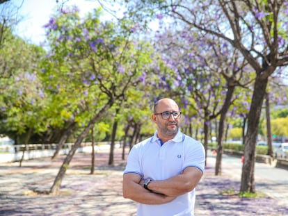 Anas El Hadri, mediador sociocultural y marroquí residente en Sevilla, viajará este año en avión a Tánger ante la cancelación de la Operación Paso del Estrecho.