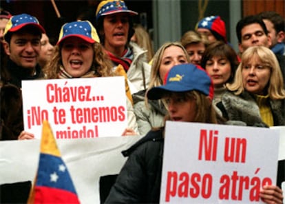 Manifestación contra Hugo Chávez, ayer, ante la Embajada de Venezuela en Madrid.