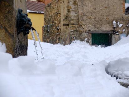 La nieve cubre totalmente fuentes y puertas en el municipio de La Acebeda.