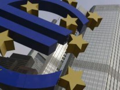 Vista del logotipo del euro frente a la sede del Banco Central Europeo 