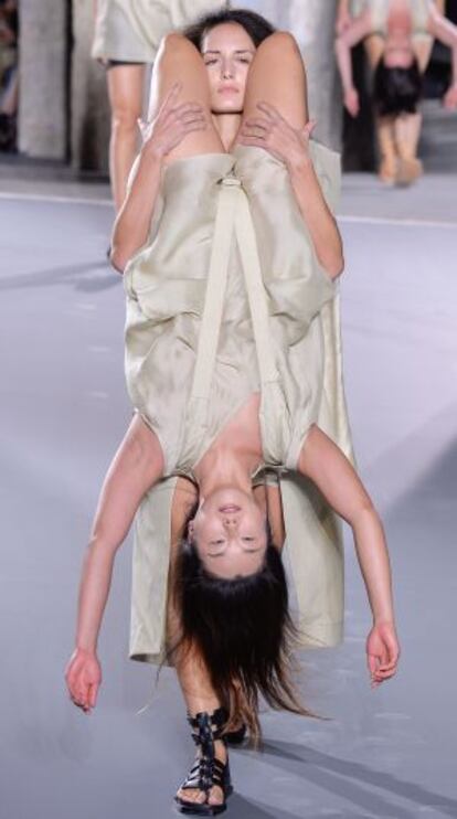 Dos de las modelos del desfile de Rick Owens.