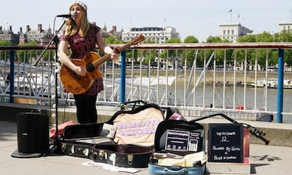 La artista Charlotte Campbell en Londres probando el lector de tarjetas.