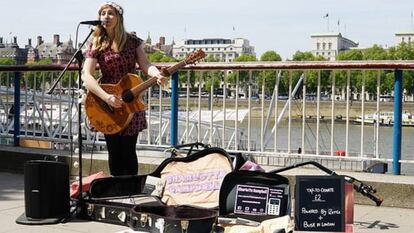 La artista Charlotte Campbell en Londres probando el lector de tarjetas.