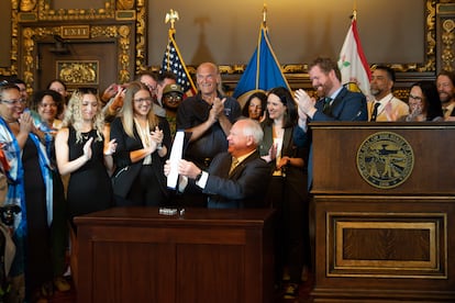 Tim Walz legaliza la marihuana recreativa en Minessota, en mayo de 2023, en el Capitolio del Estado en St. Paul.