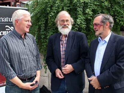 Los expertos en oncogenes John E. Dick, Tony Hunter y Mariano Barbacid (de izquierda a derecha) en el congreso celebrado en Madrid.