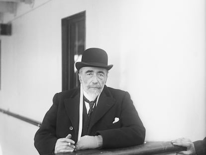 El escritor Joseph Conrad, a bordo del S. S. Tuscania durante su llegada a Nueva York en 1923.