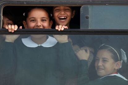 Alunas palestinas sorriem para câmera ao na volta do colégio para casa, dia 22 de setembro, na cidade de Gaza.