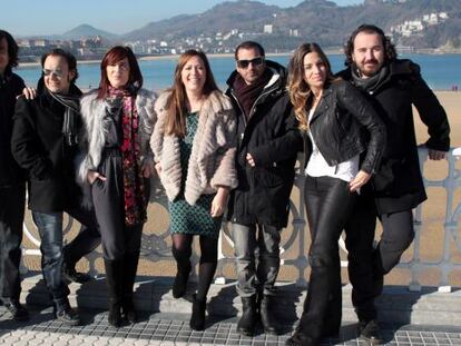 La directora de Turismo, Isabel Muela (centro), y la vicencosjera Pilar Zorrilla junto a los integrantes de La Oreja de Van Gogh.