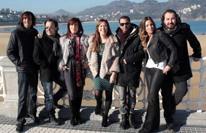 La directora de Turismo, Isabel Muela (centro), y la vicencosjera Pilar Zorrilla junto a los integrantes de La Oreja de Van Gogh.