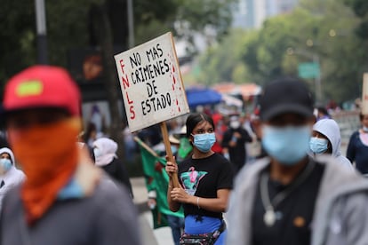 Las familiares de personas desaparecidas marchan por Paseo de la Reforma en Ciudad de México.