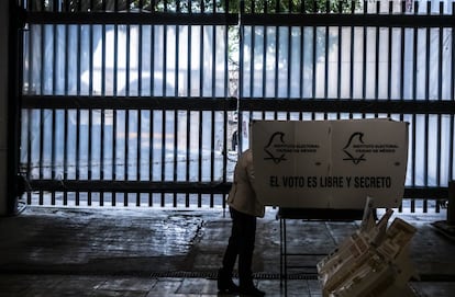 Una mujer emite su voto en una casilla del Centro Histórico de Ciudad de México.