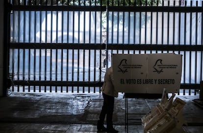 Una mujer emite su voto en una casilla del Centro Histórico de Ciudad de México. 