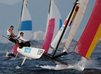 Antón Paz (izquierda) y Fernando Echávarri, durante su primera regata de ayer en la clase <i>Tornado.</i>