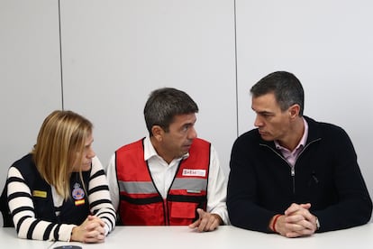 Pedro Sánchez habla con Carlos Mazón y con la delegada del Gobierno en la Comunitad Valenciana, Pilar Bernabé, el pasado jueves.