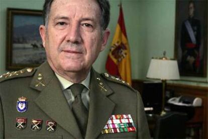 El general de Ejército Félix Sanz, en su despacho del Estado Mayor de la Defensa durante la entrevista.