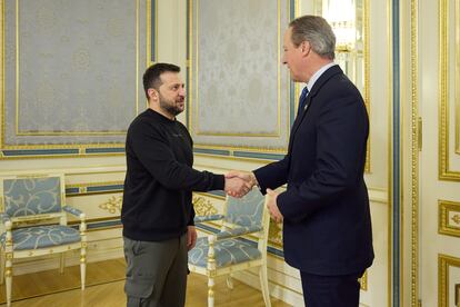 El presidente de Ucrania, Volodímir Zelenski, recibía este jueves en el palacio presidencial de Kiev al recién nombrado ministro de Exteriores y ex primer ministro británico, David Cameron.